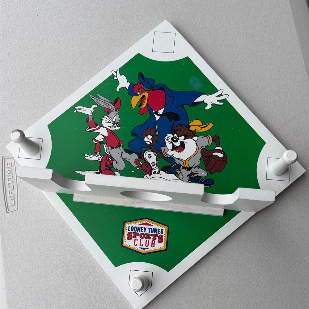 Vintage—-Warner Bros. Looney Tunes Green and White Wall Rack